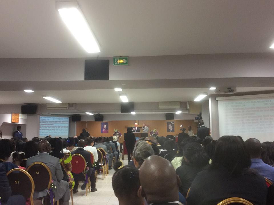 Une église bien remplie pour célébrer l'union de David et de Naomi.