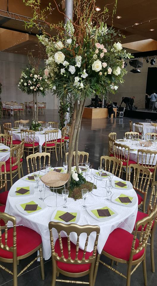 Une décoration de salle fraiche et romantique, idéale pour l'occasion.