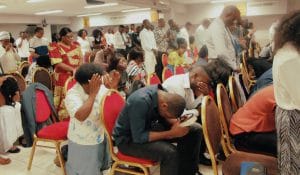 Shalom Tabernacle en prière